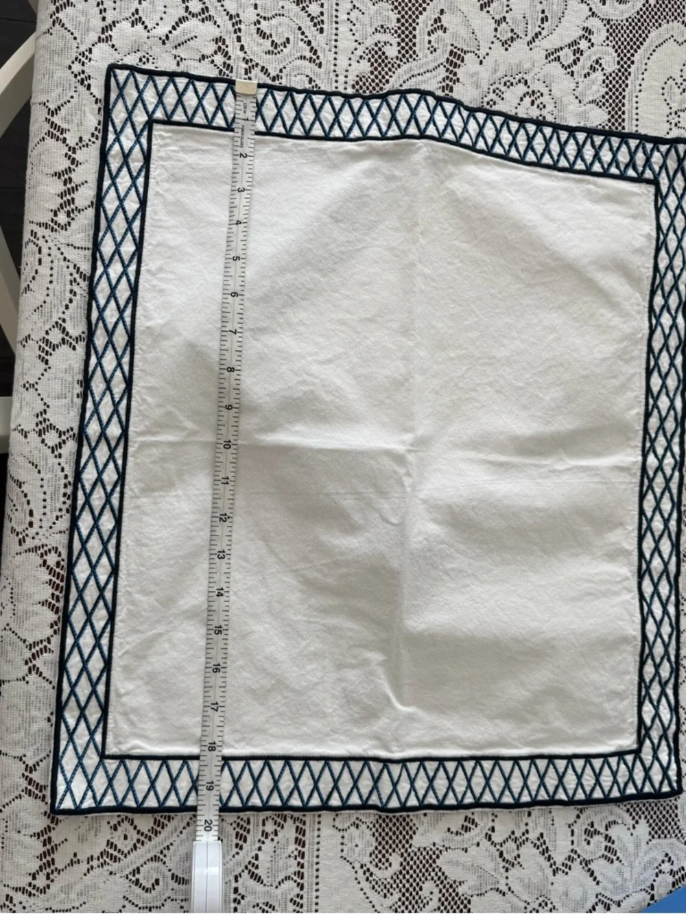 Williams Sonoma White Cotton Napkins – Navy Blue Lattice Embroidered Border EUC